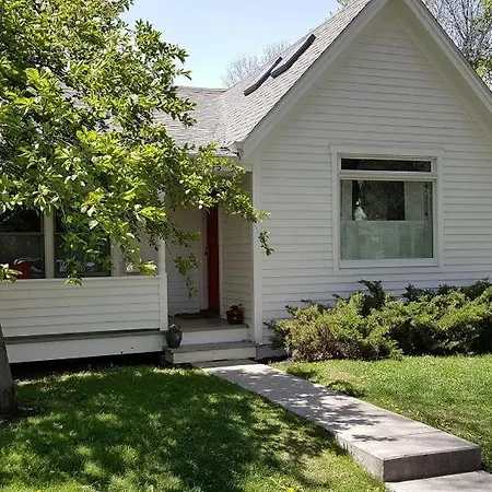 Villa Intown Contemporary Prime Street, Fenced Yard, Bright And Open Concept Design